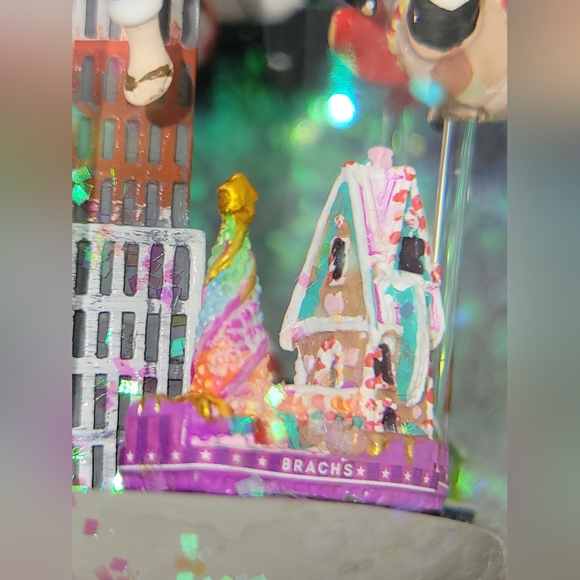 Macy's Thanksgiving Day Parade 2024 Musical Snow Globe - Picture 4 of 12